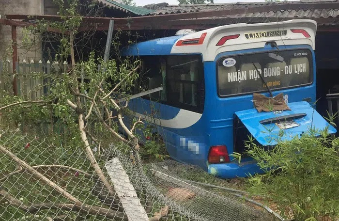 Xe khách mất lái tông sập tường nhà dân ở Lào Cai